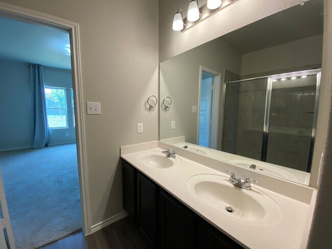 Building Photo - Spacious 4 Bedroom ~ Convenient to JBSA Ra...