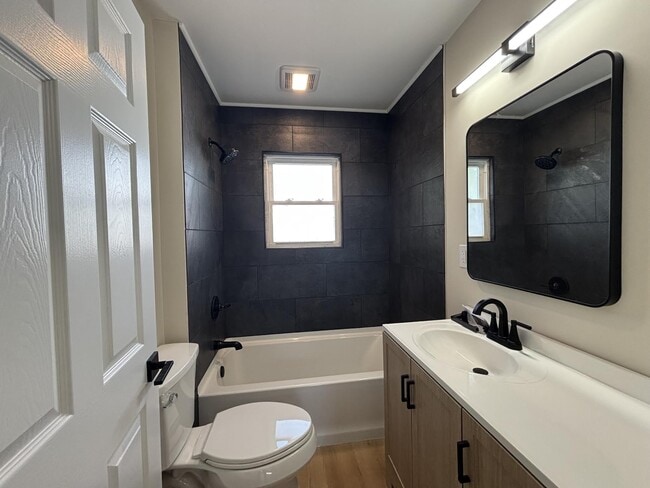 Building Photo - Charming 3-Bedroom Haven in Burton: Pet-Friendly Bliss with Modern Amenities!