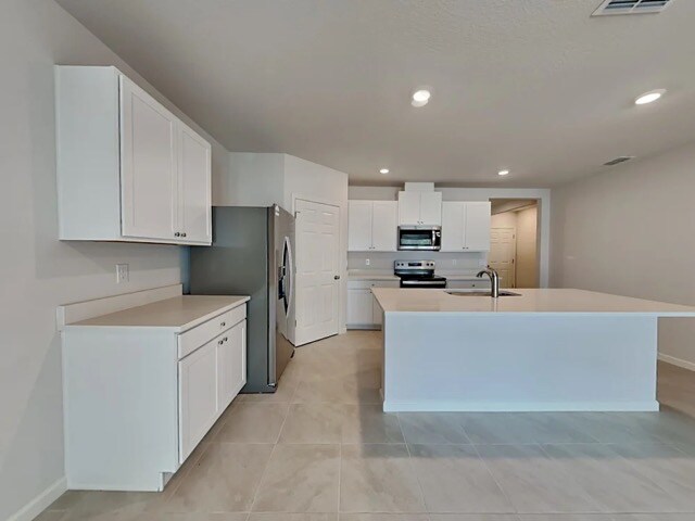Building Photo - 565 Haleybury St SW