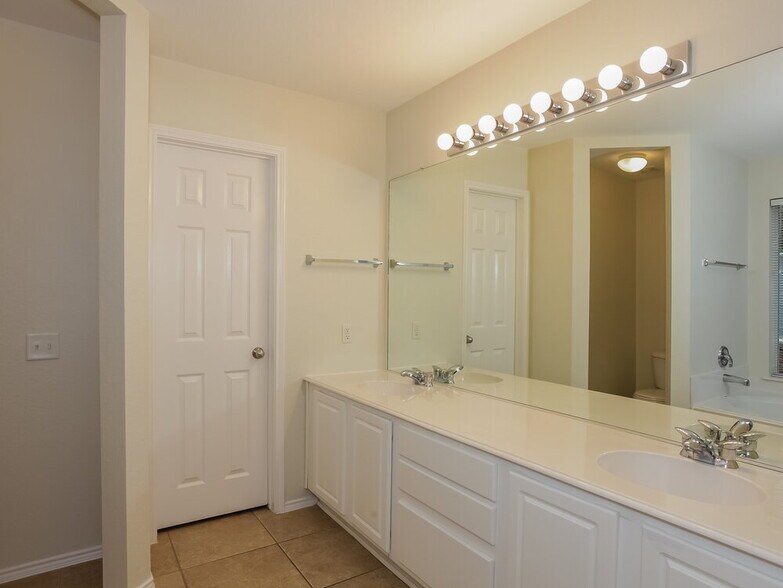 Building Photo - 2525 Tar Heel Dr