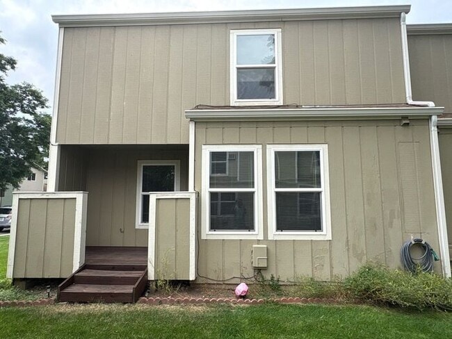 Building Photo - **Updated 2-Level Townhome in Fort Collins...