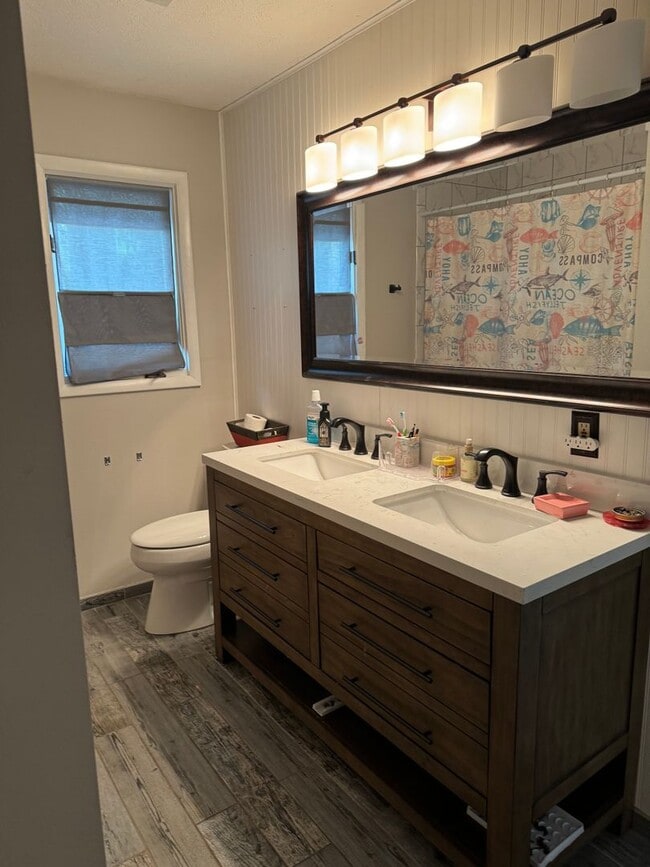 Building Photo - 3 Bedroom || 3 Bathroom Home with Basement...