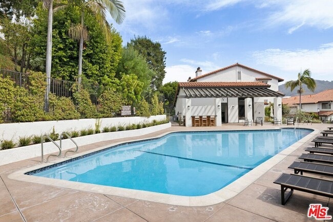 Building Photo - 1561 Palisades Dr