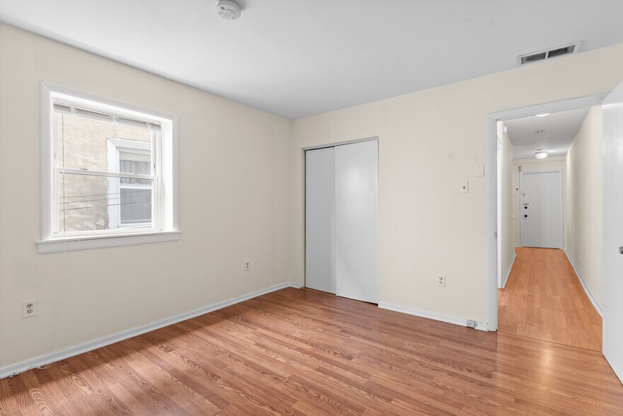 Building Photo - 631 Catharine St