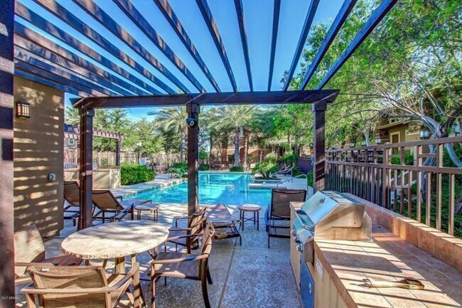 Building Photo - 3 BDRM W/DEN TOWNHOUSE IN PHX