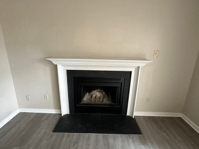 Building Photo - MUST SEE TOWNHOUSE!!!