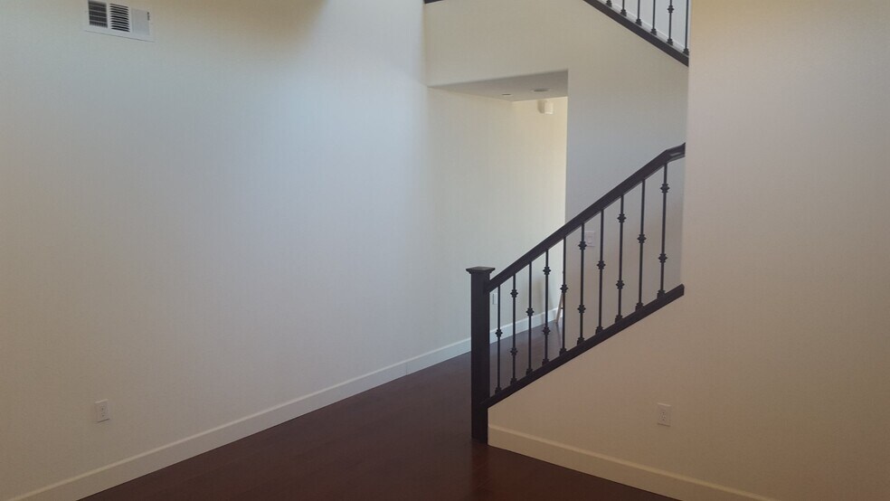 Building Photo - 2256 W Cantara Dr