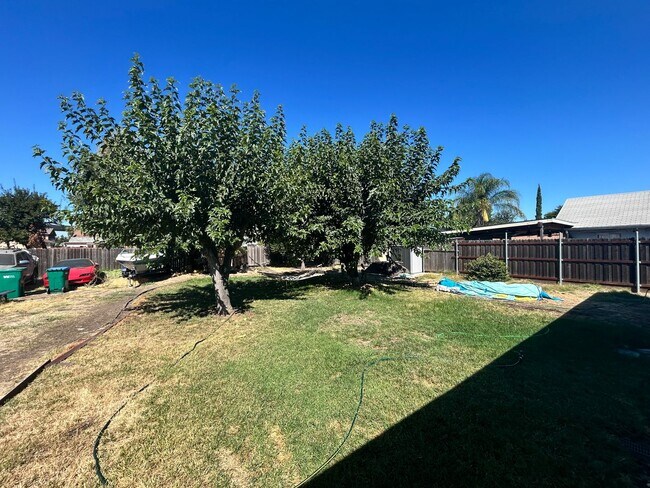 Building Photo - 3 Bedroom/1 Full Remodeled Bath Stockton Ca