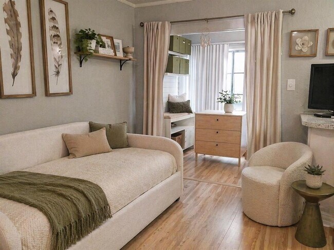 Building Photo - 1510 W N Loop Blvd