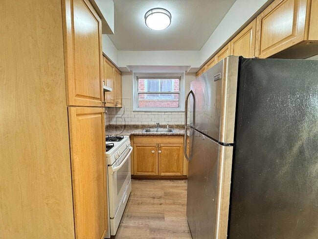 Building Photo - ** RENOVATED ** 4 BED ** 1 BATH ** PRIME LOCATION **