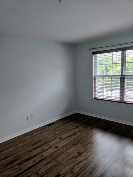 Main Bedroom - 2916 Barclay Way