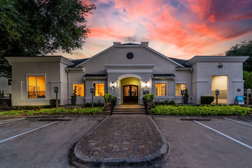 Leasing Office at Dusk - Villas at Hermann Park
