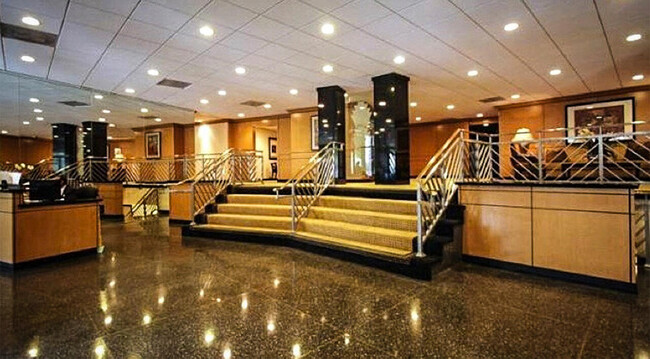Building Photo - 100 S Doheny Dr