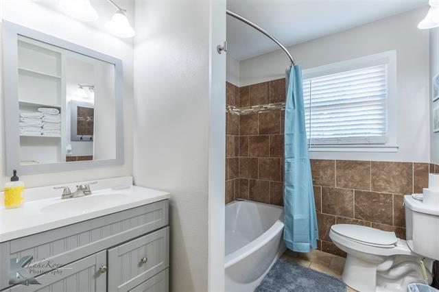 Building Photo - 833 Westview Dr
