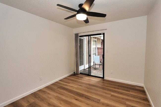 Building Photo - Beautiful corner halfplex available now for rent!