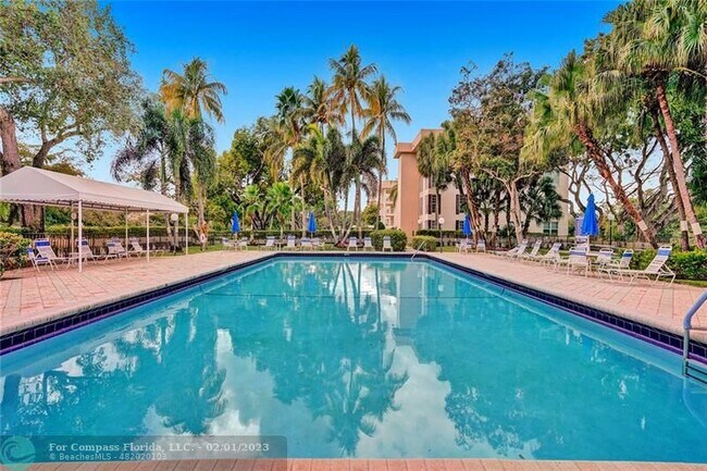 Building Photo - 3051 S Palm Aire Dr
