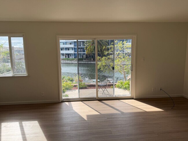 Building Photo - Spacious Apartments in the Desirable Bronze Coast Neighborhood