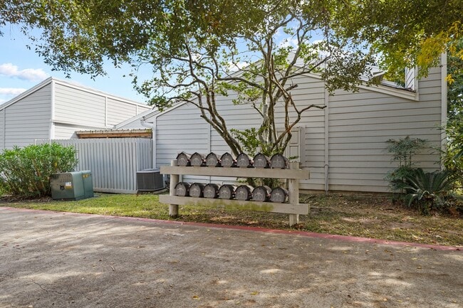 Building Photo - 8 Hideaway Dr