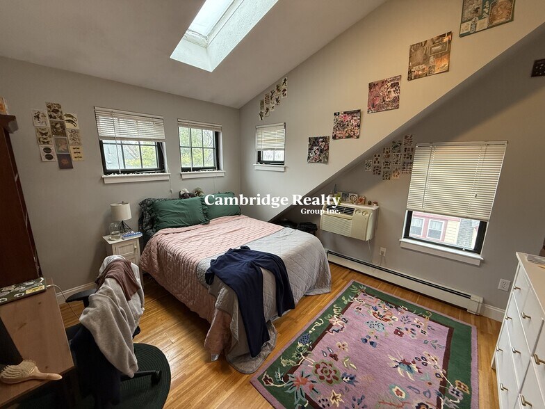 Building Photo - 241 River St