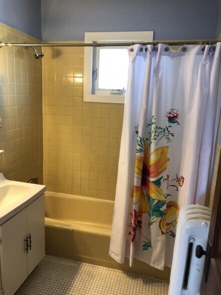 BAThroon - 79 Oakwood Ave