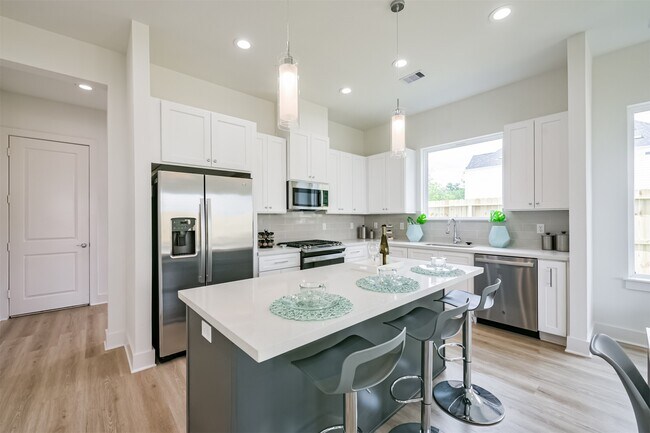 Building Photo - 5630 Balbo St