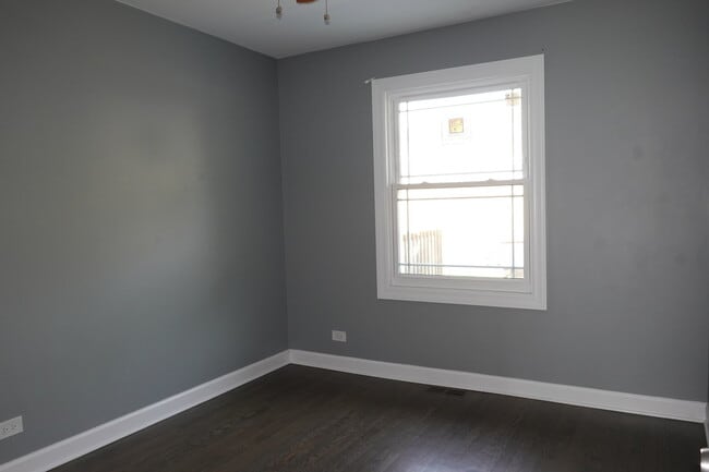 Building Photo - 256 N Slusser St