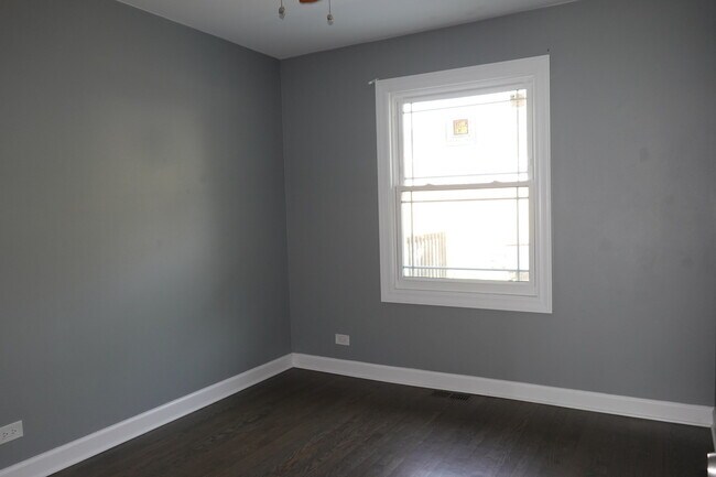 Building Photo - 260 N Slusser St