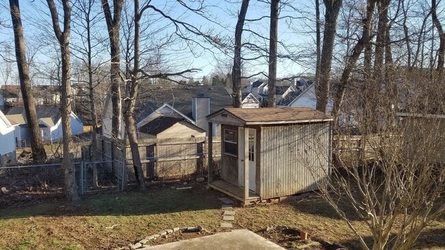 Building Photo - Cute 3 Bed/1 & 1/2 Bath, House located in the heart of St. B!