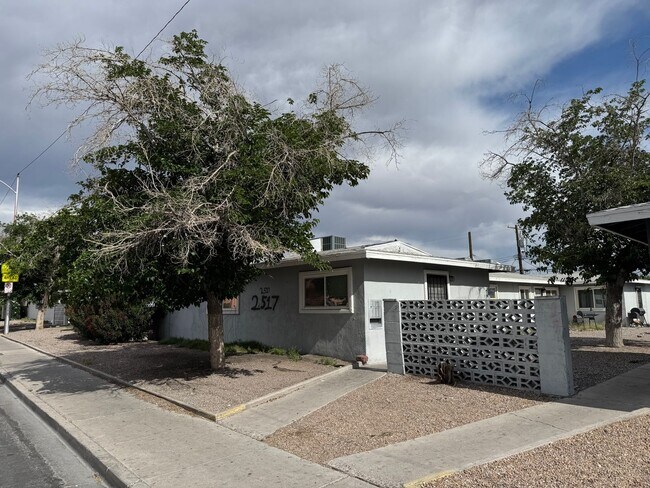 Primary Photo - 2517 E Cedar Ave