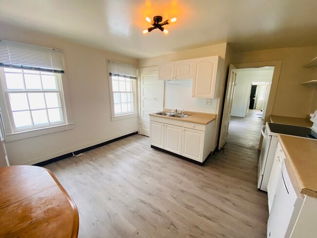 Building Photo - 220 E Davenport St