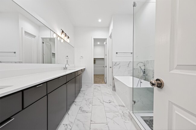 Building Photo - 5841 Dolores St