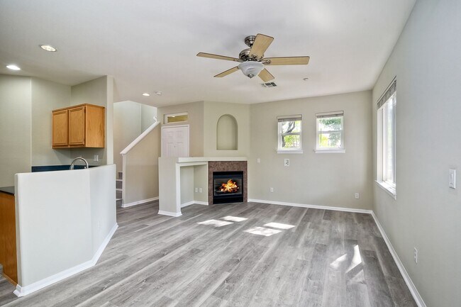Building Photo - Immaculate Town Home in the Valencia Commu...