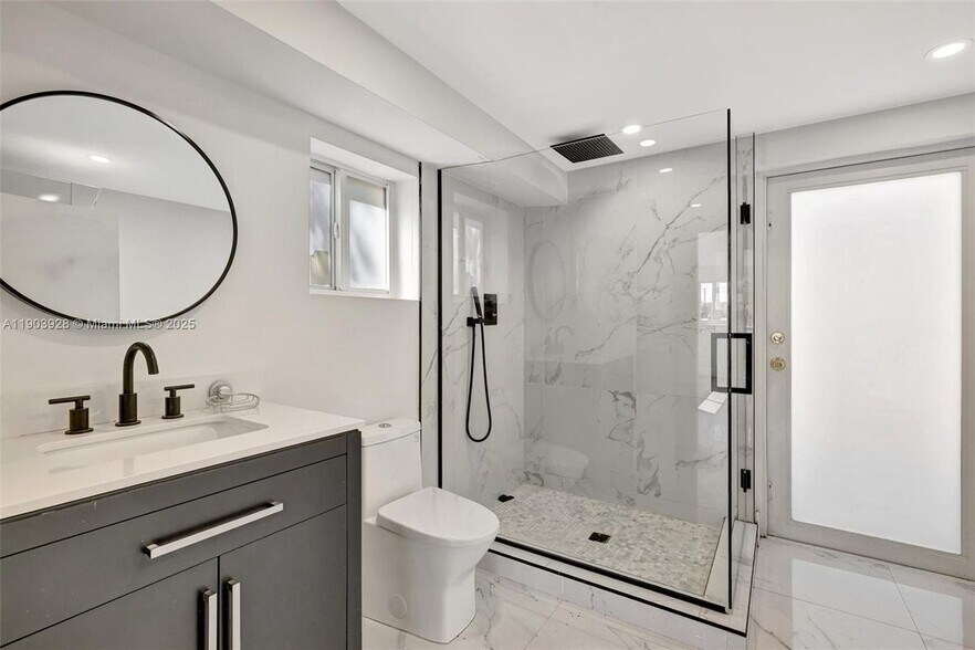 Building Photo - 843 SW 20th St