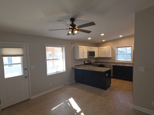 Building Photo - Southside Kenosha 4 bedroom