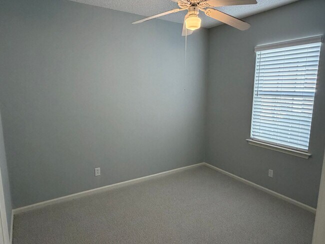 Building Photo - Beautiful Home in Sun City - Freshly Painted, New Flooring!