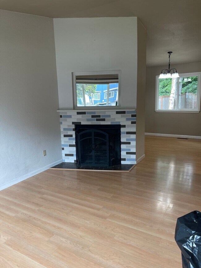 Building Photo - Jewel Lake 3 Bed/2 Bath with Fenced Yard