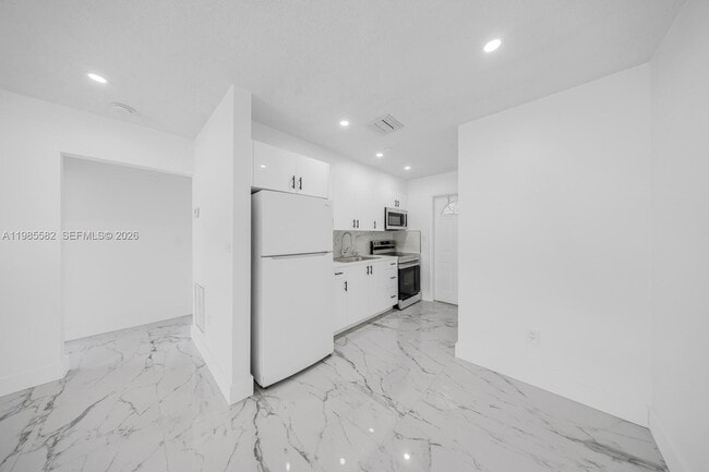 Building Photo - 6172 SW 44th St