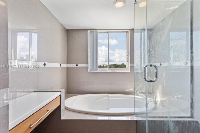 Building Photo - 1000 Venetian Way