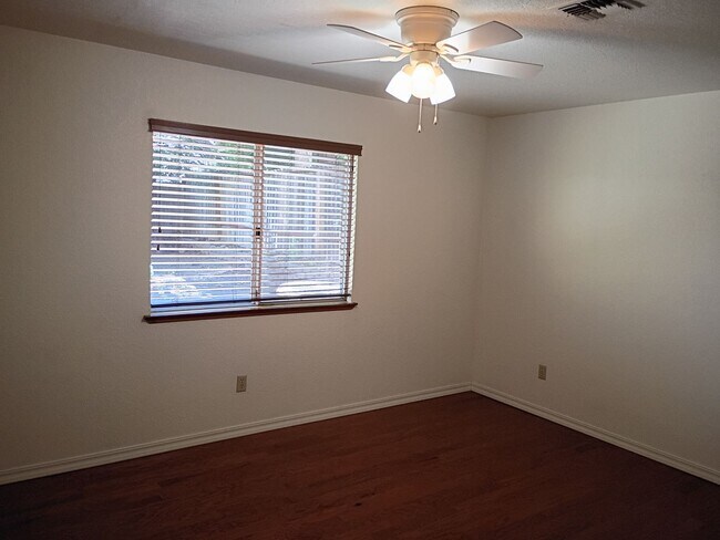 Building Photo - AVAILABLE NOW! excellent Fair Oaks Location 3 Bedroom Home!