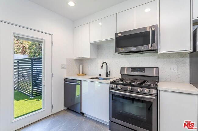 Building Photo - 1948 S Point View St