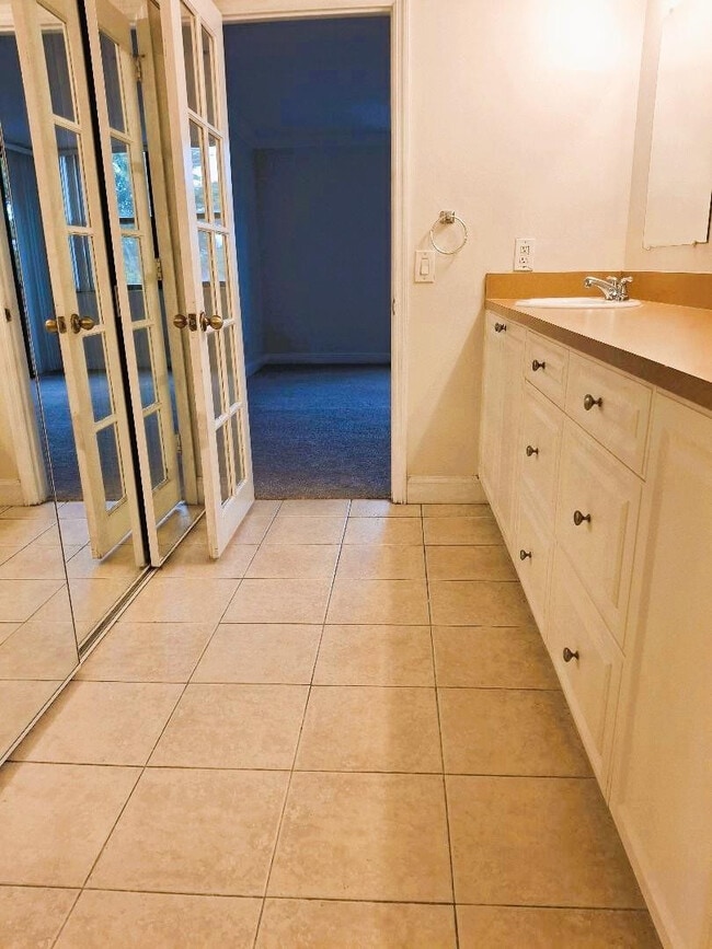 Building Photo - 105 Lake Emerald Dr