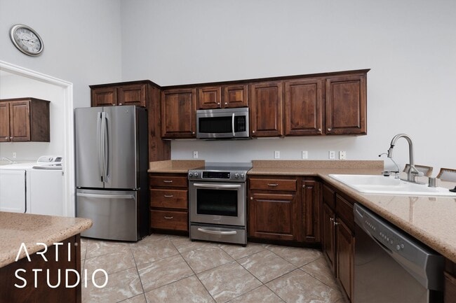 Building Photo - Welcome to your dream home located in the ...