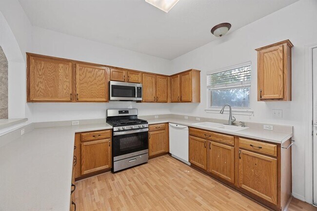 Building Photo - 914 N Creek Blvd