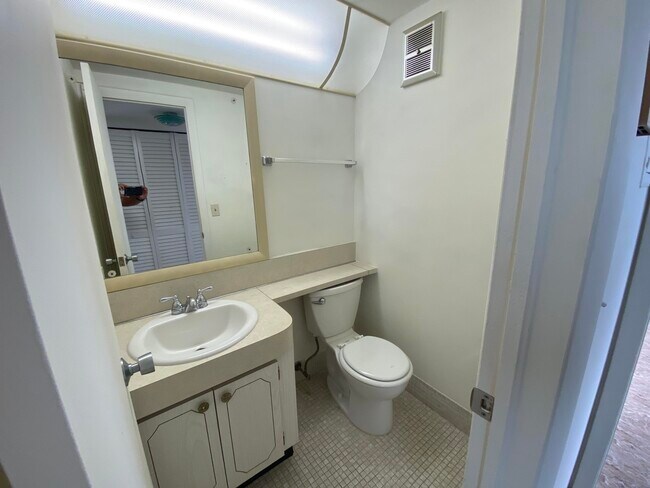 Building Photo - 209 Norwich I