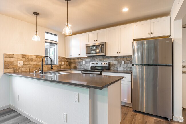 1BR, 1BA - Kitchen - Nuvo Newport