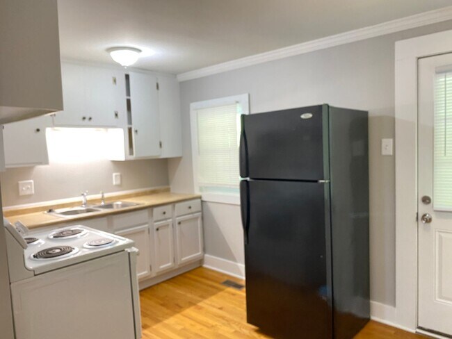 Building Photo - Great location 2 bedroom 1 bath home near APSU and Downtown!