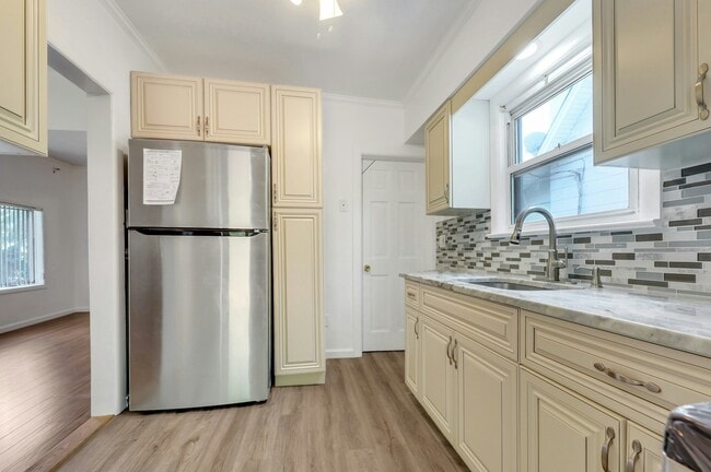 Building Photo - 31 Chestnut St