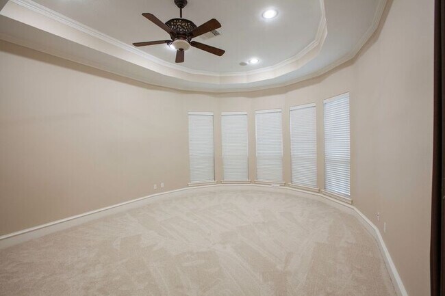 Building Photo - 8100 Rosemont Dr