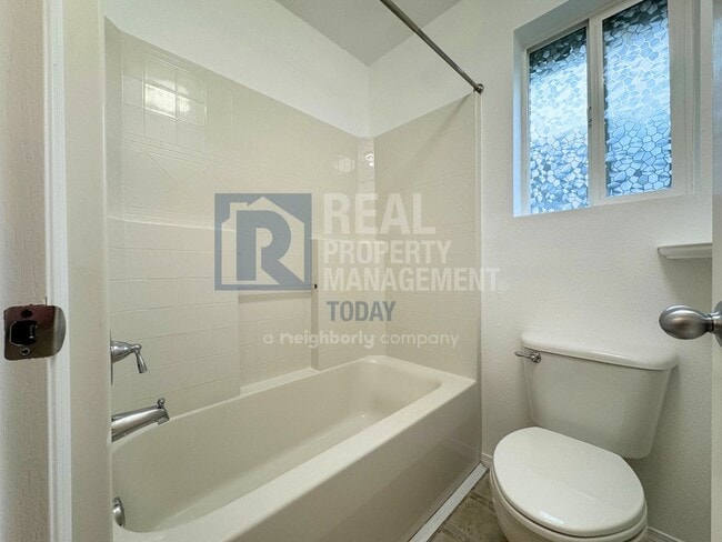 Building Photo - Great 3 Bedroom In South Hill!