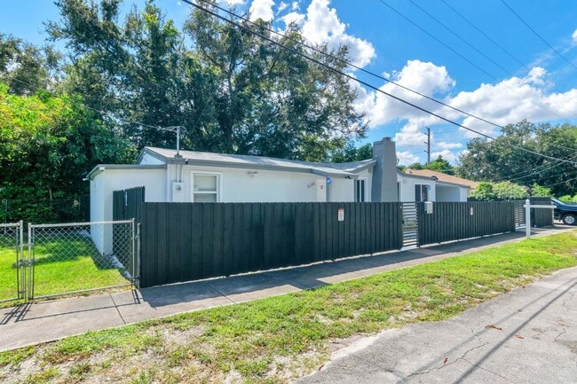 Building Photo - Rented